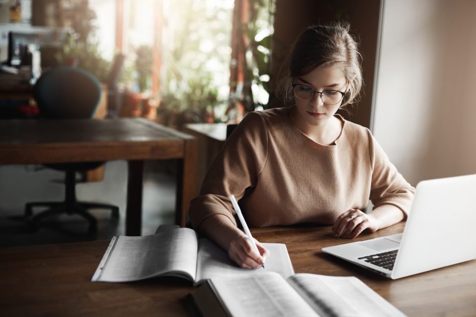 Expert Tips for Choosing the Right Research Paper Writing Services - Aimlay